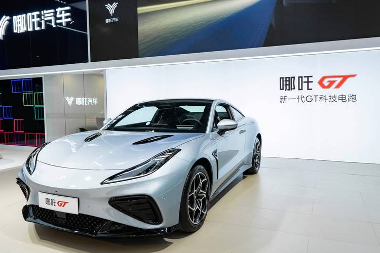 佛山42哪吒汽车在智能汽车领域的表现，领途汽车在新能源汽车市场中的影响力